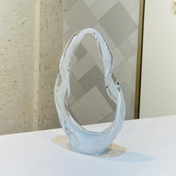 تحفة ديكور هندسية فاخرة بتصميم عصري وأنيق، تجمع بين الكرستال الداكن ا في تناغم بصري راقٍ. 33×19×7سم 