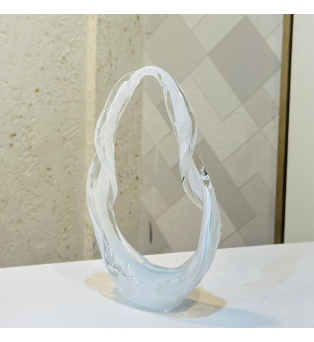 تحفة ديكور هندسية فاخرة بتصميم عصري وأنيق، تجمع بين الكرستال الداكن ا في تناغم بصري راقٍ. 33×19×7سم 