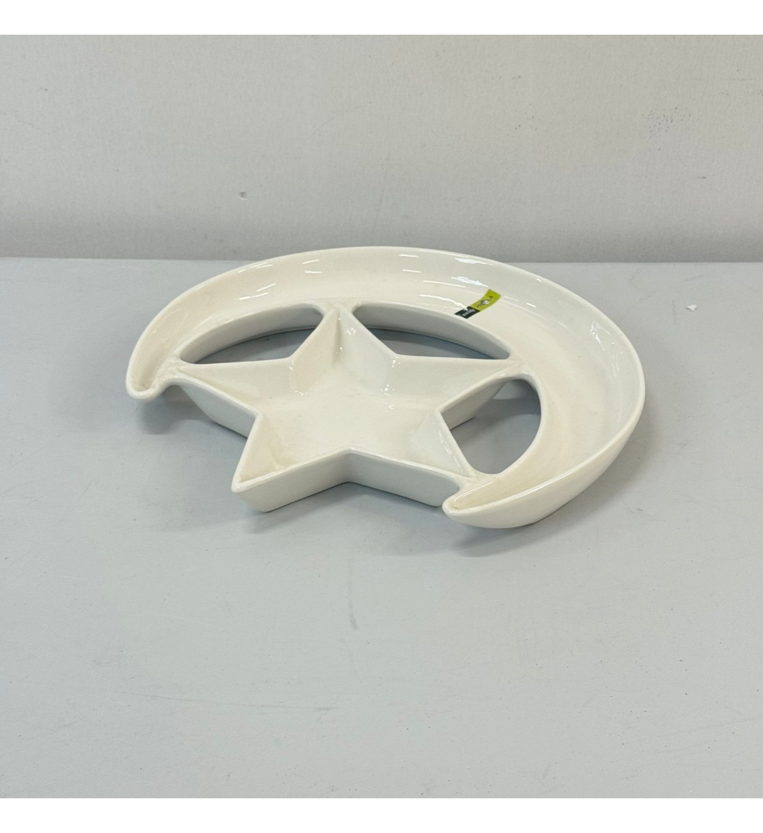 طبق تقديم سيراميك بتصميم أنيق على شكل هلال ونجمة30×30×3سم طبق تقديم سيراميك بتصميم أنيق على شكل هلال ونجمة30×30×3سم