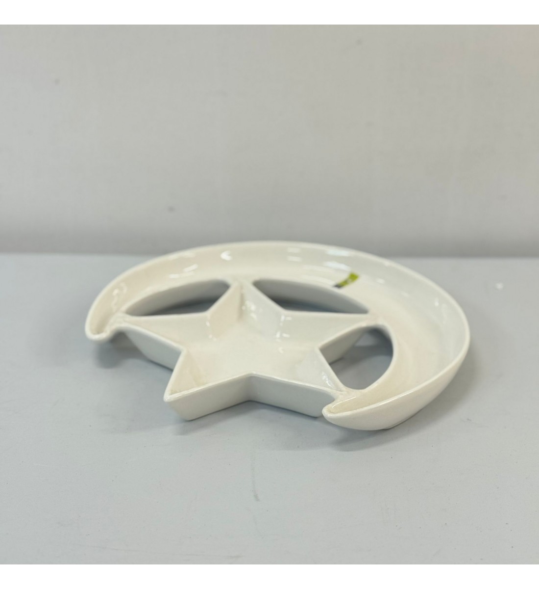 طبق تقديم سيراميك بتصميم أنيق على شكل هلال ونجمة30×30×3سم طبق تقديم سيراميك بتصميم أنيق على شكل هلال ونجمة30×30×3سم