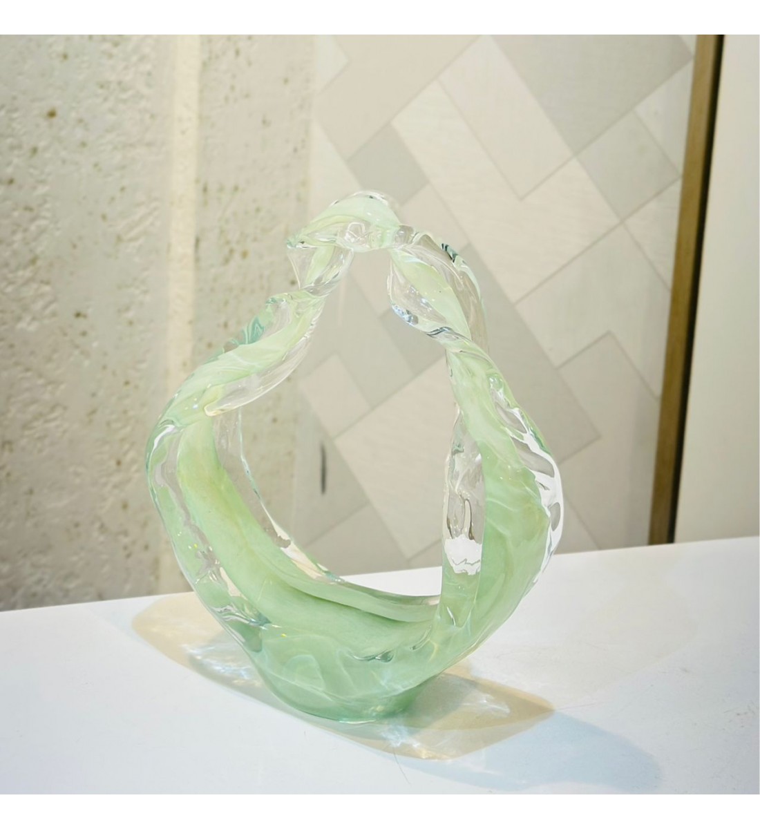 تحفة ديكور هندسية فاخرة بتصميم عصري وأنيق، تجمع بين الكرستال الداكن ا في تناغم بصري راقٍ.25×19×8سم