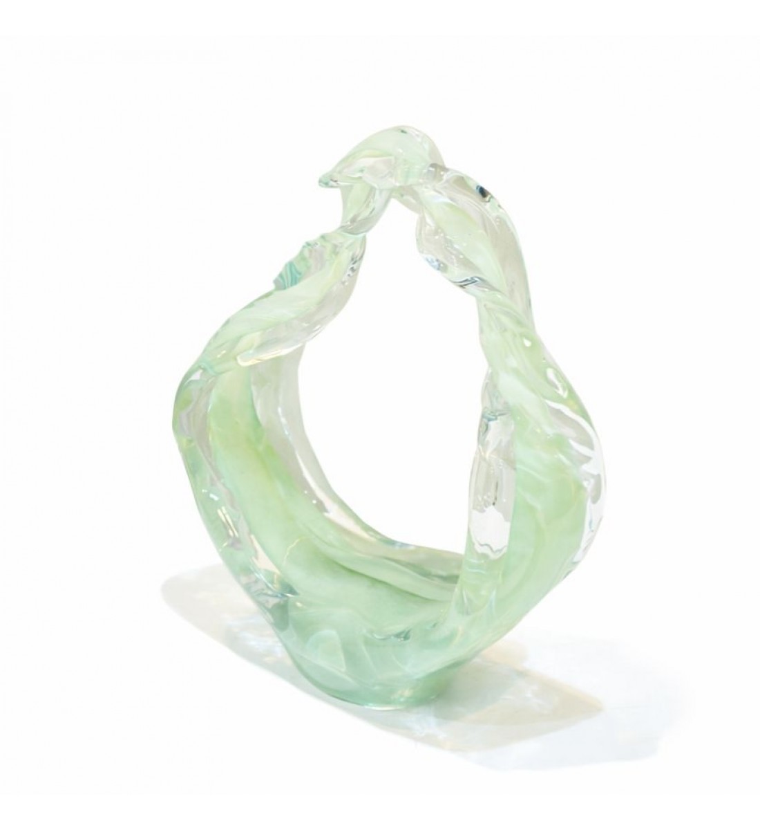 تحفة ديكور هندسية فاخرة بتصميم عصري وأنيق، تجمع بين الكرستال الداكن ا في تناغم بصري راقٍ.25×19×8سم