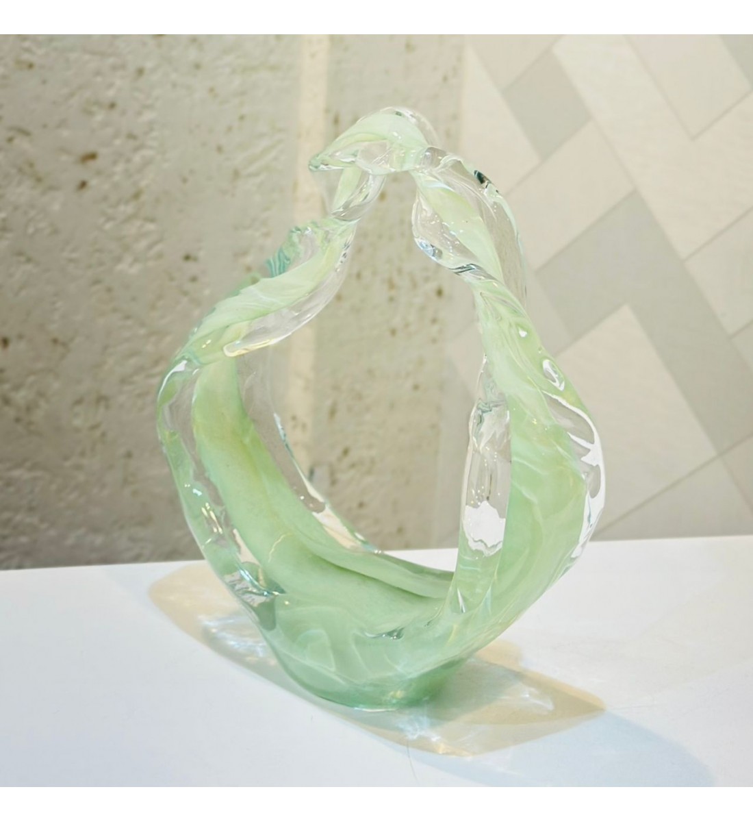 تحفة ديكور هندسية فاخرة بتصميم عصري وأنيق، تجمع بين الكرستال الداكن ا في تناغم بصري راقٍ.25×19×8سم