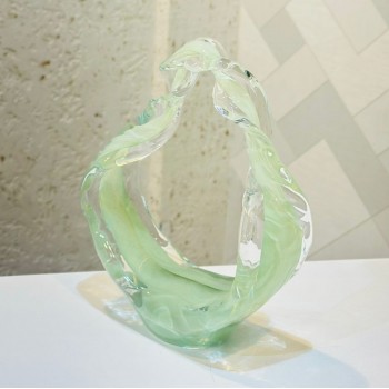 تحفة ديكور هندسية فاخرة بتصميم عصري وأنيق، تجمع بين الكرستال الداكن ا في تناغم بصري راقٍ.25×19×8سم