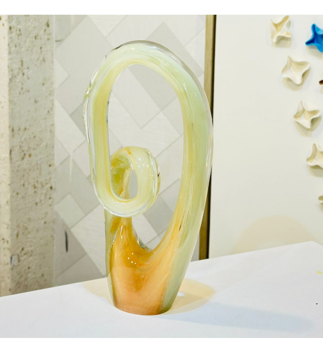 تحفة ديكور هندسية فاخرة بتصميم عصري وأنيق، تجمع بين الكرستال الداكن ا في تناغم بصري راقٍ39×17×8سم