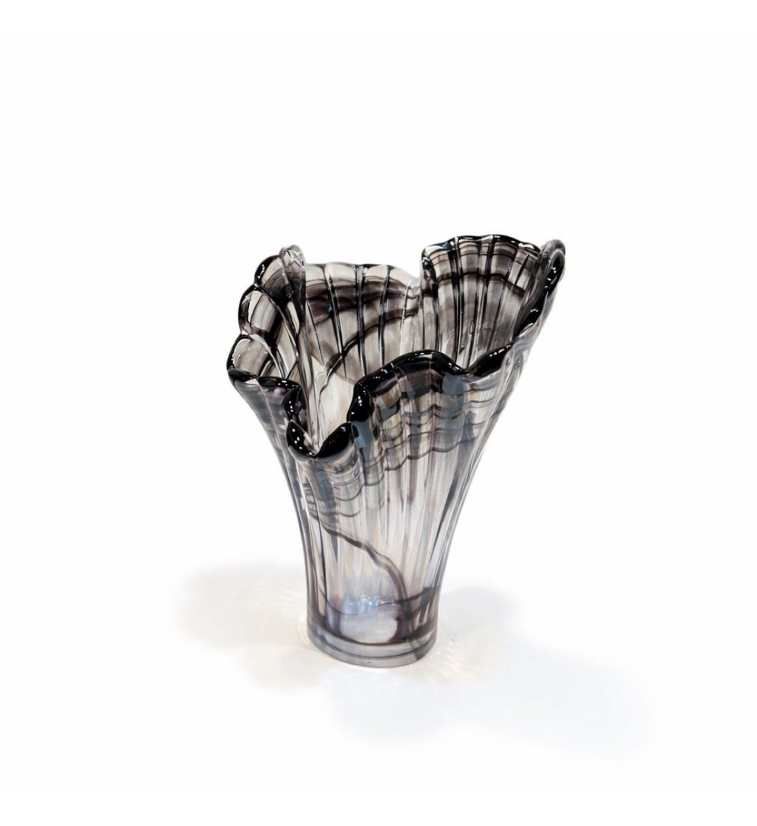فازة زجاجية أنيقة باللون السود ، بتصميم عصري مستوحى من شكل الزهور30×19×21سم 