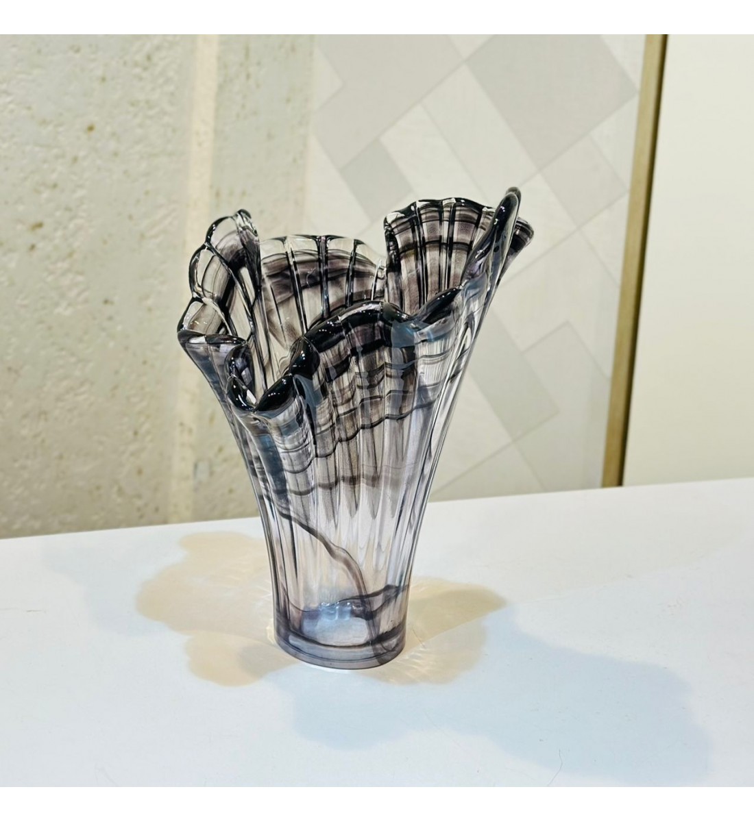 فازة زجاجية أنيقة باللون السود ، بتصميم عصري مستوحى من شكل الزهور30×19×21سم 