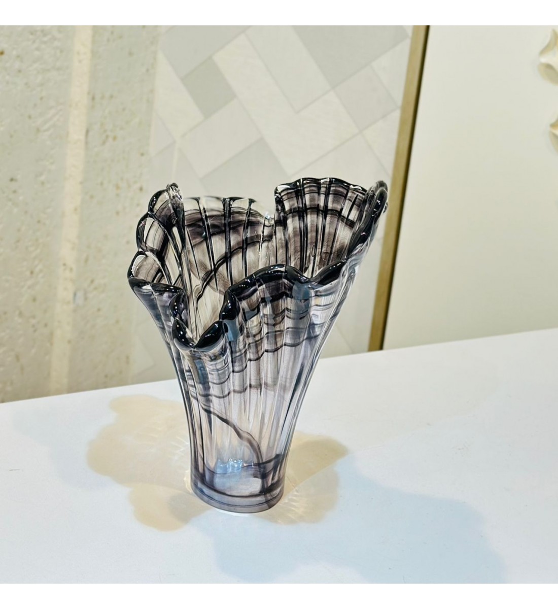 فازة زجاجية أنيقة باللون السود ، بتصميم عصري مستوحى من شكل الزهور30×19×21سم 