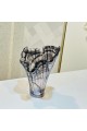 فازة زجاجية أنيقة باللون السود ، بتصميم عصري مستوحى من شكل الزهور30×19×21سم 