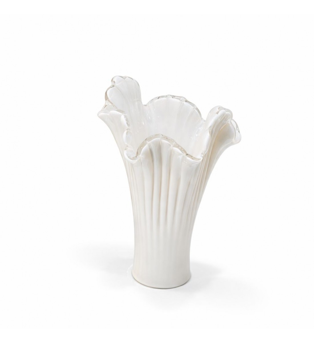 فازة زجاجية أنيقة باللون ابيض ، بتصميم عصري مستوحى من شكل الزهور32×18×20سم