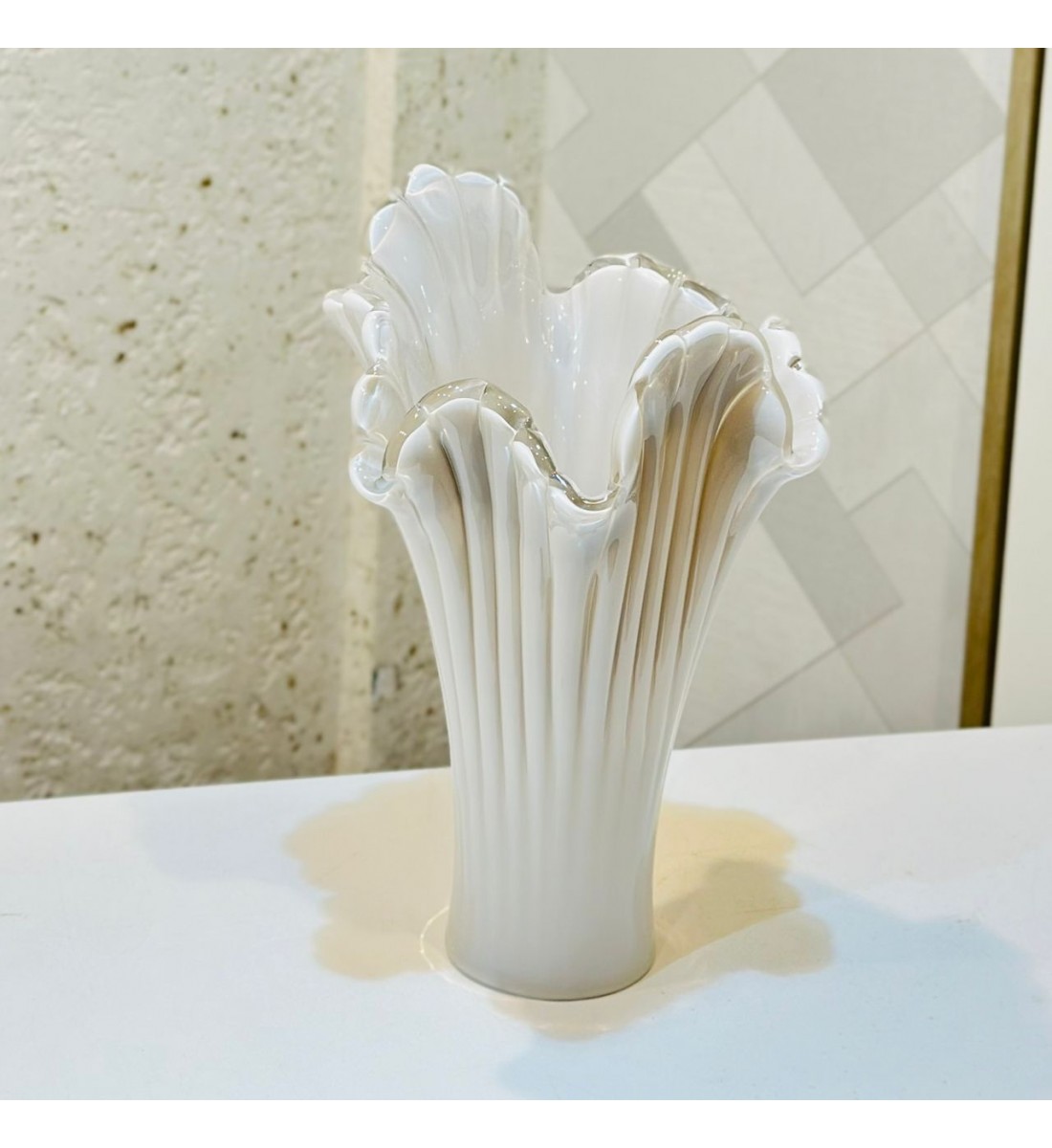 فازة زجاجية أنيقة باللون ابيض ، بتصميم عصري مستوحى من شكل الزهور32×18×20سم