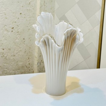 فازة زجاجية أنيقة باللون ابيض ، بتصميم عصري مستوحى من شكل الزهور32×18×20سم