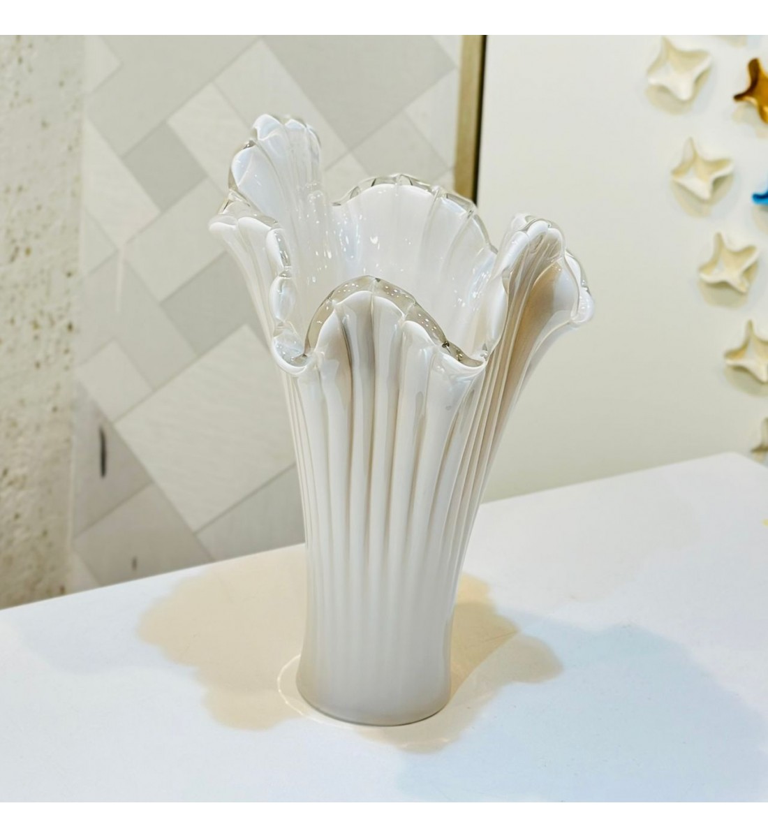 فازة زجاجية أنيقة باللون ابيض ، بتصميم عصري مستوحى من شكل الزهور32×18×20سم