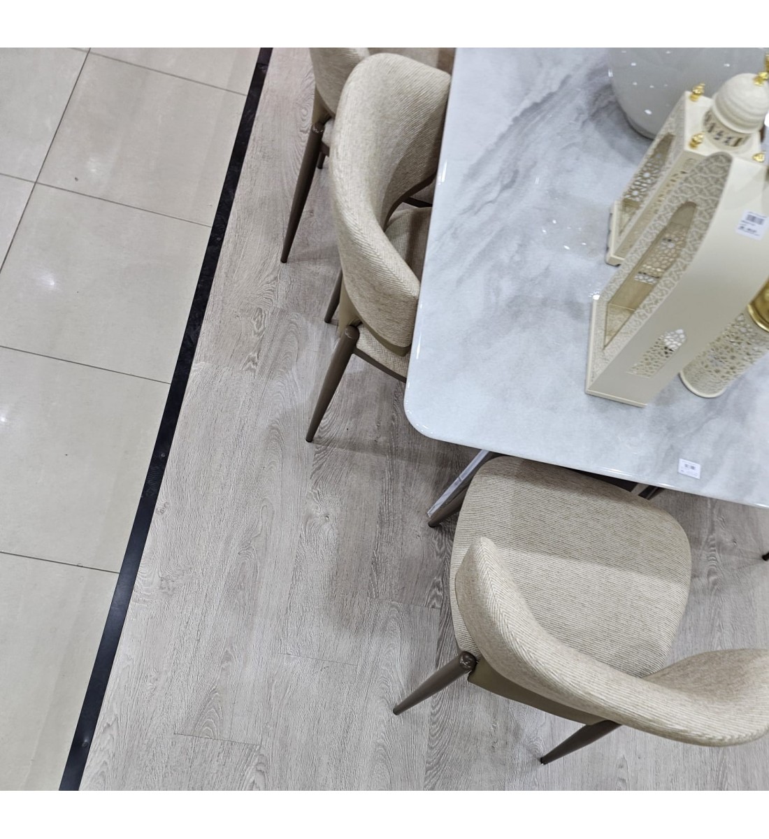 طاولة طعام طعام أنيق يجمع بين الحداثة والفخامة سطح الطاولة: مصنوع من الرخام مع 8 كراسي 