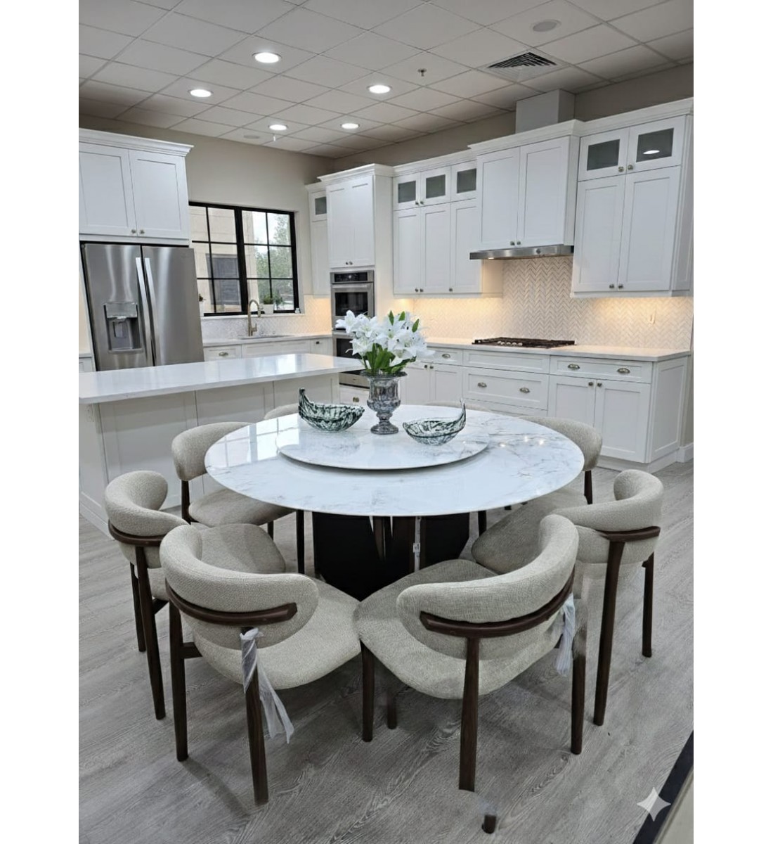 طاولة طعام طعام أنيق يجمع بين الحداثة والفخامة شكل دائري سطح الطاولة: مصنوع من الرخام مع 8 كراسي طاولة طعام طعام أنيق يجمع بين الحداثة والفخامة شكل دائري سطح الطاولة: مصنوع من الرخام مع 8 كراسي