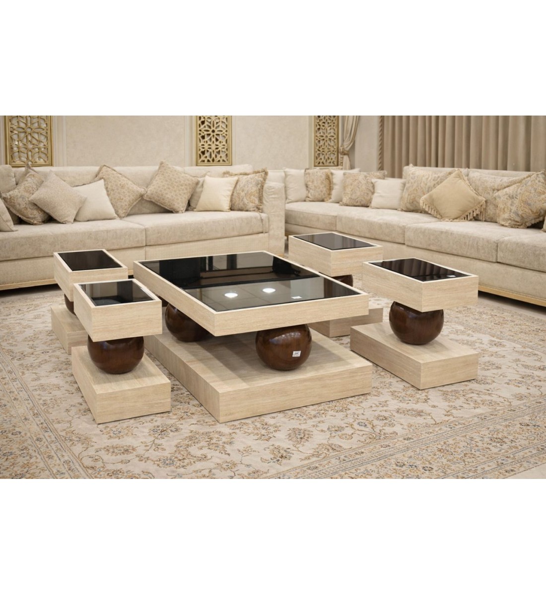 طقم طاولات قهوة عصري بتصميم فاخر، يتكوّن من طاولة وسط مع أربع طاولات جانبية 5قطع 