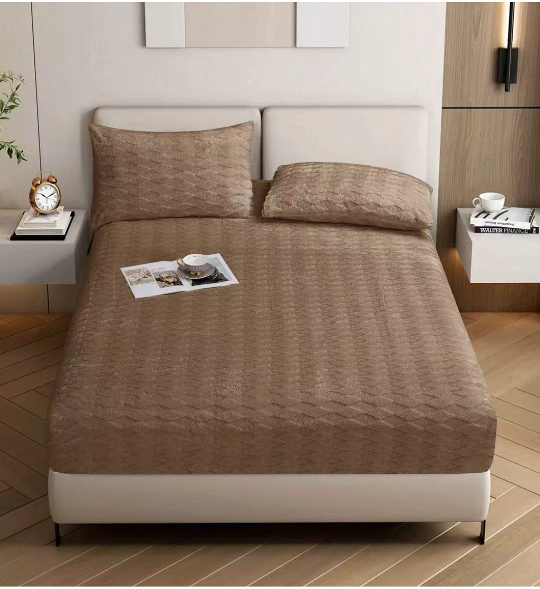 طقم سرير (مفرش) يتميز بتصميم عصري وأنيق، يجمع بين البساطة والفخامة الهادئة. 3 قطع بلون بني فاتح 