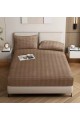 طقم سرير (مفرش) يتميز بتصميم عصري وأنيق، يجمع بين البساطة والفخامة الهادئة. 3 قطع بلون بني فاتح 