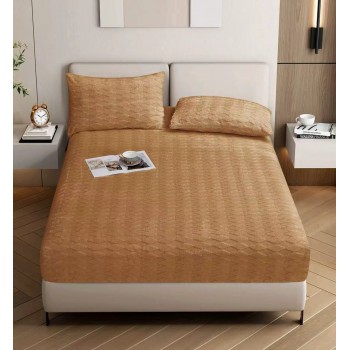 طقم سرير (مفرش) يتميز بتصميم عصري وأنيق، يجمع بين البساطة والفخامة الهادئة. 3 قطع بلون البني الفاتح 