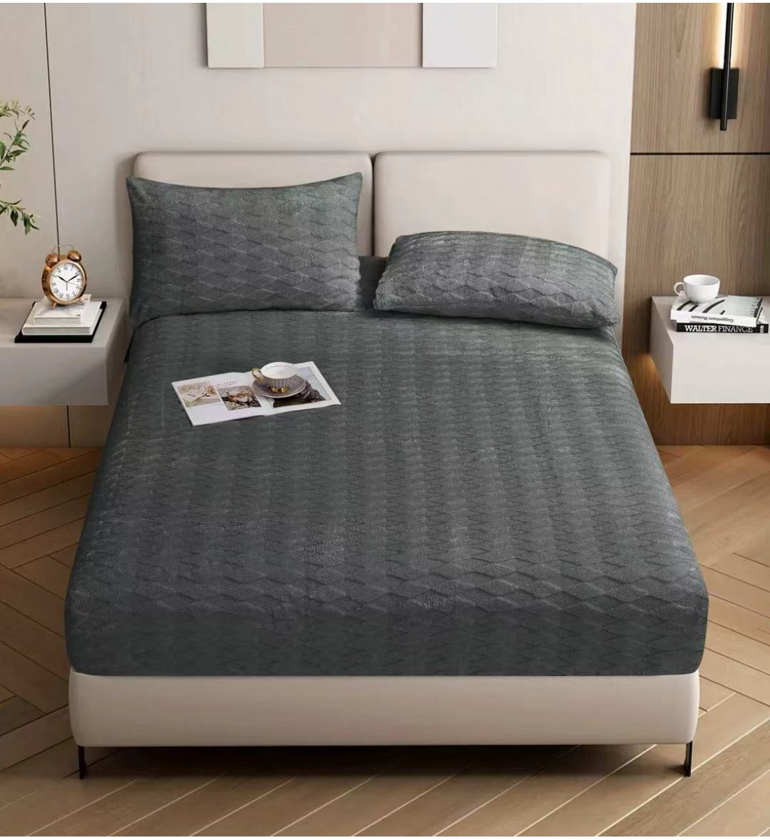 طقم سرير (مفرش) يتميز بتصميم عصري وأنيق، يجمع بين البساطة والفخامة الهادئة. 3 قطع 