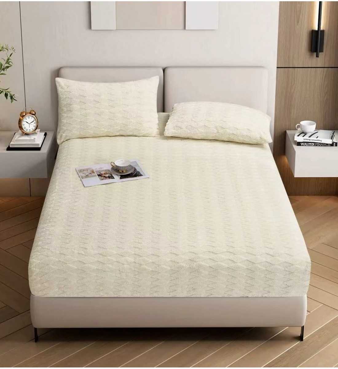 طقم سرير (مفرش) يتميز بتصميم عصري وأنيق، يجمع بين البساطة والفخامة الهادئة. 3 قطع  اللون أوف وايت (Off-white) أو سكري فاتح.