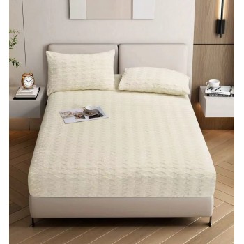 طقم سرير (مفرش) يتميز بتصميم عصري وأنيق، يجمع بين البساطة والفخامة الهادئة. 3 قطع  اللون أوف وايت (Off-white) أو سكري فاتح.