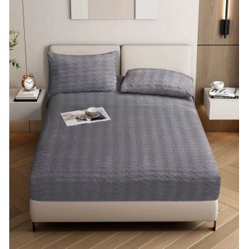 طقم سرير (مفرش) يتميز بتصميم عصري وأنيق، يجمع بين البساطة والفخامة الهادئة. 3 قطع اللون: يأتي الطقم الرمادي (Grey)،