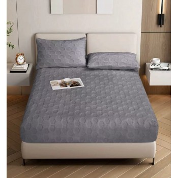 طقم سرير (مفرش) يتميز بتصميم عصري وأنيق، يجمع بين البساطة والفخامة الهادئة. 3 قطع اللون: يأتي الطقم الرمادي (Grey)،