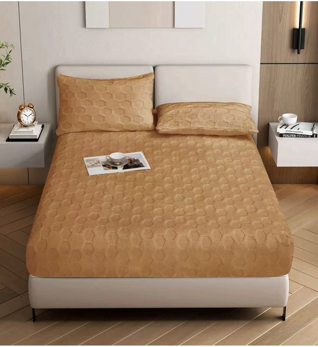 طقم سرير (مفرش) يتميز بتصميم عصري وأنيق، يجمع بين البساطة والفخامة الهادئة. 3 قطع بلون البني الفاتح 