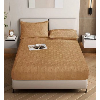 طقم سرير (مفرش) يتميز بتصميم عصري وأنيق، يجمع بين البساطة والفخامة الهادئة. 3 قطع بلون البني الفاتح 