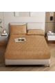 طقم سرير (مفرش) يتميز بتصميم عصري وأنيق، يجمع بين البساطة والفخامة الهادئة. 3 قطع بلون البني الفاتح 