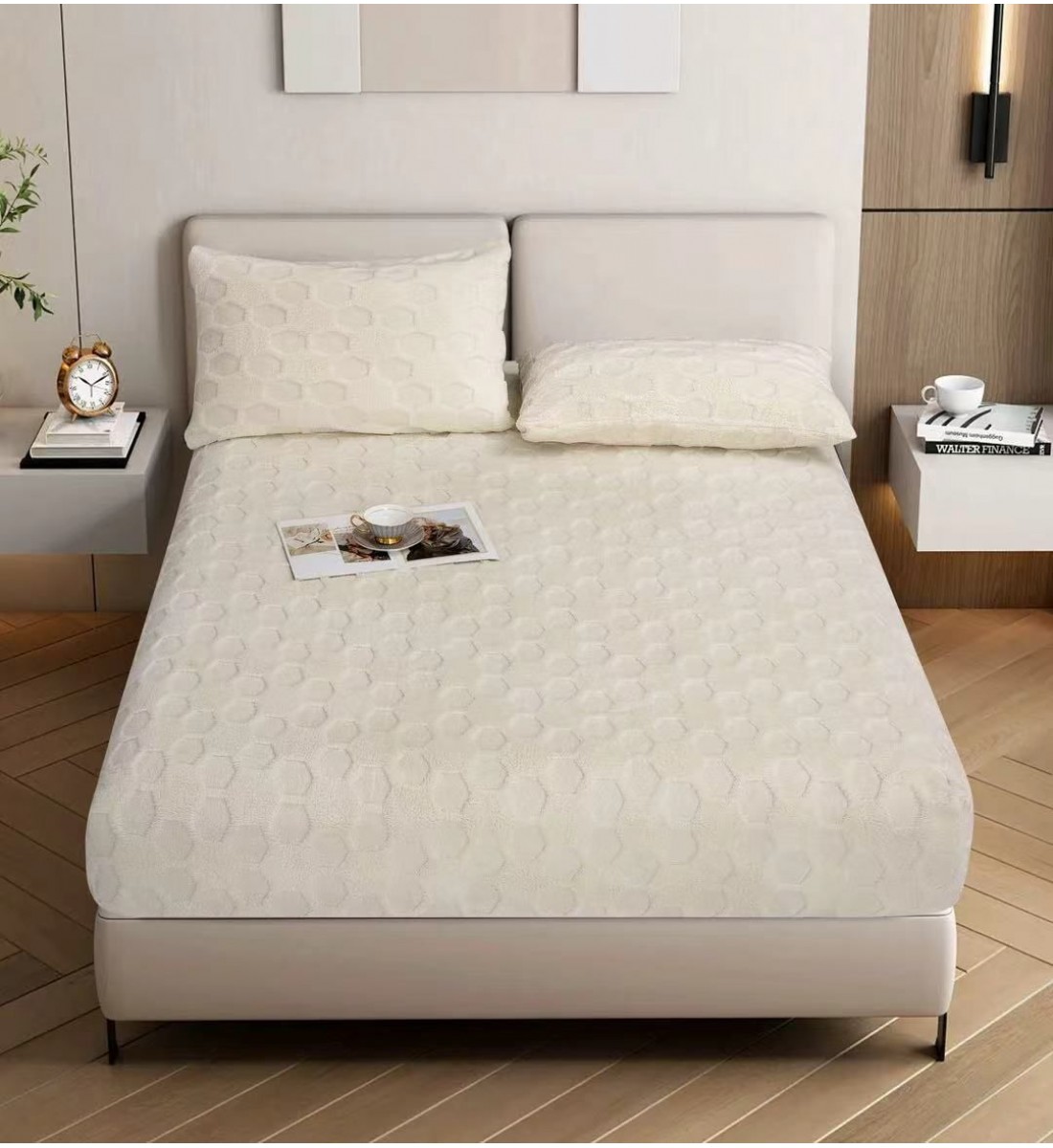 طقم سرير (مفرش) يتميز بتصميم عصري وأنيق، يجمع بين البساطة والفخامة الهادئة. 3 قطع  اللون أوف وايت (Off-white) أو سكري فاتح.