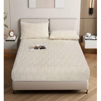 طقم سرير (مفرش) يتميز بتصميم عصري وأنيق، يجمع بين البساطة والفخامة الهادئة. 3 قطع  اللون أوف وايت (Off-white) أو سكري فاتح.