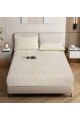 طقم سرير (مفرش) يتميز بتصميم عصري وأنيق، يجمع بين البساطة والفخامة الهادئة. 3 قطع  اللون أوف وايت (Off-white) أو سكري فاتح.