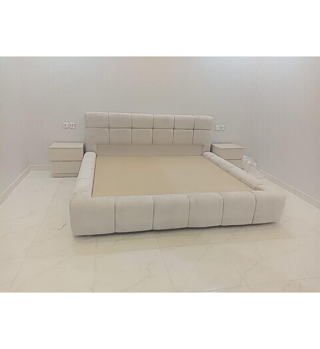 سرير نوم بتصميم مودرن (حديث) وبسيط، مغطى بالكامل بقماش مخملي أو "بُوكلييه" ناعم  نفر  ونص 200*120*40 سم  (منتج تفصيل )