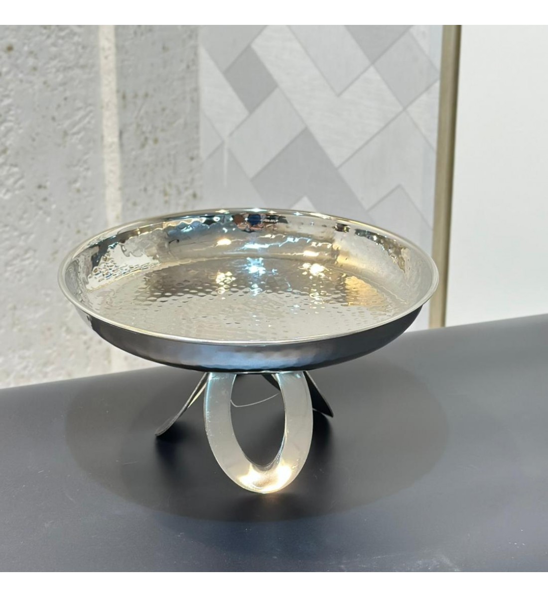 طبق تقديم ديكوري أنيق مصنوع من معدن لامع عالي الجودة، يتميز بتصميم عصري بقاعدة فنية26×26×14سم