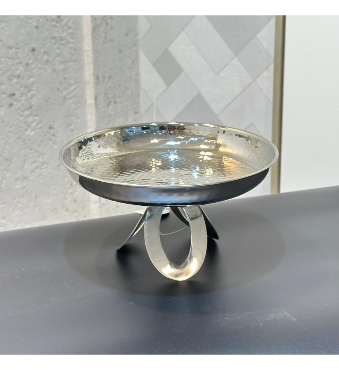 طبق تقديم ديكوري أنيق مصنوع من معدن لامع عالي الجودة، يتميز بتصميم عصري بقاعدة فنية26×26×14سم