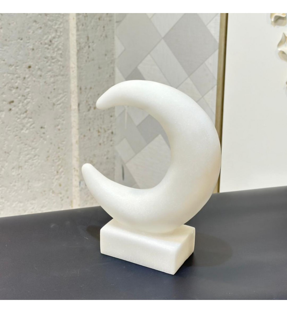 قطعة ديكور أنيقة بتصميم رمزي يجمع بين الهلال والنجمة، مصنوعة بلون أبيض ناعم 28×22×8سم 