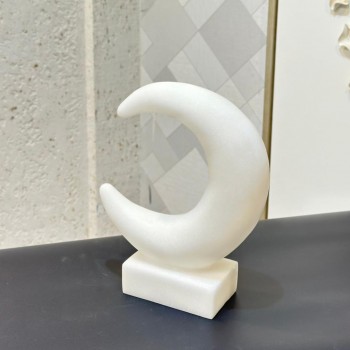 قطعة ديكور أنيقة بتصميم رمزي يجمع بين الهلال والنجمة، مصنوعة بلون أبيض ناعم 28×22×8سم 