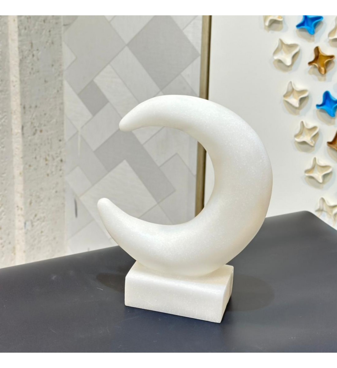 قطعة ديكور أنيقة بتصميم رمزي يجمع بين الهلال والنجمة، مصنوعة بلون أبيض ناعم 28×22×8سم 