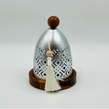 مبخرة أنيقة بتصميم عصري يجمع بين المعدن الفضي اللامع والخشب الطبيعي 12×18×18سم 