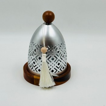 مبخرة أنيقة بتصميم عصري يجمع بين المعدن الفضي اللامع والخشب الطبيعي 12×18×18سم 