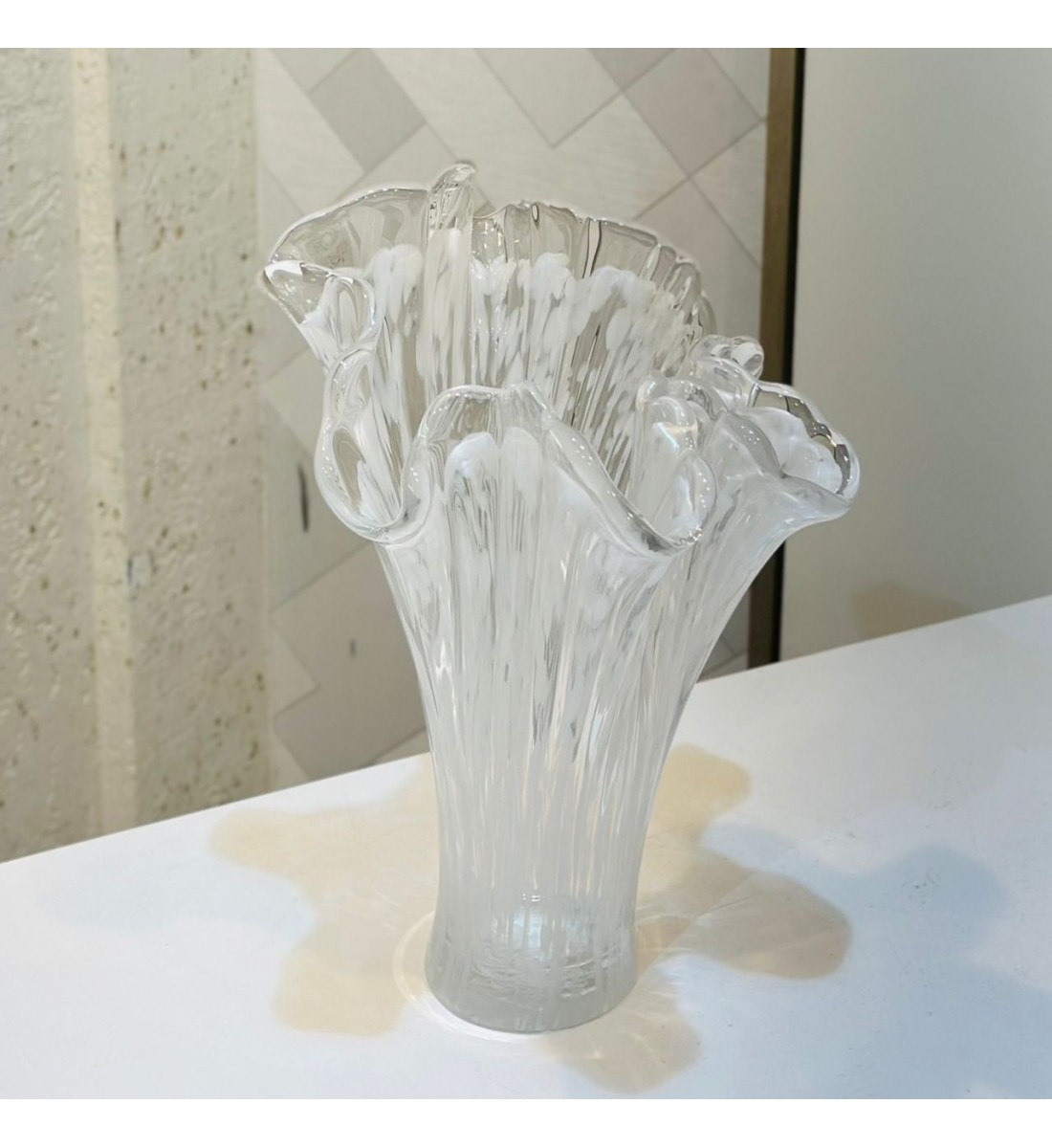 فازة زجاجية شفافة بتصميم أنيق مستوحى من شكل الزهور33×19×22سم 