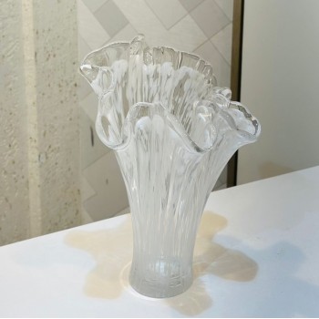 فازة زجاجية شفافة بتصميم أنيق مستوحى من شكل الزهور33×19×22سم 