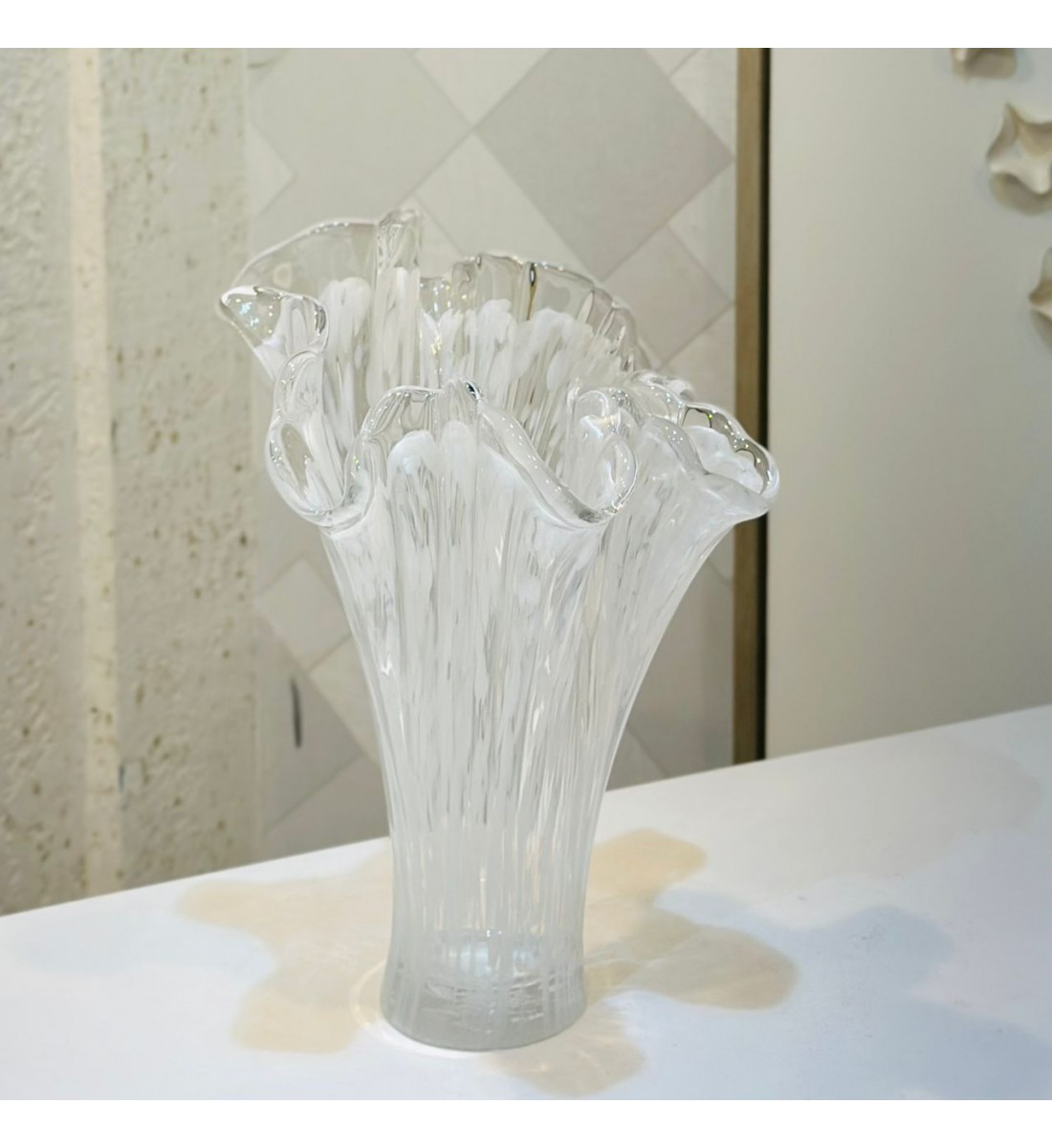 فازة زجاجية شفافة بتصميم أنيق مستوحى من شكل الزهور33×19×22سم 