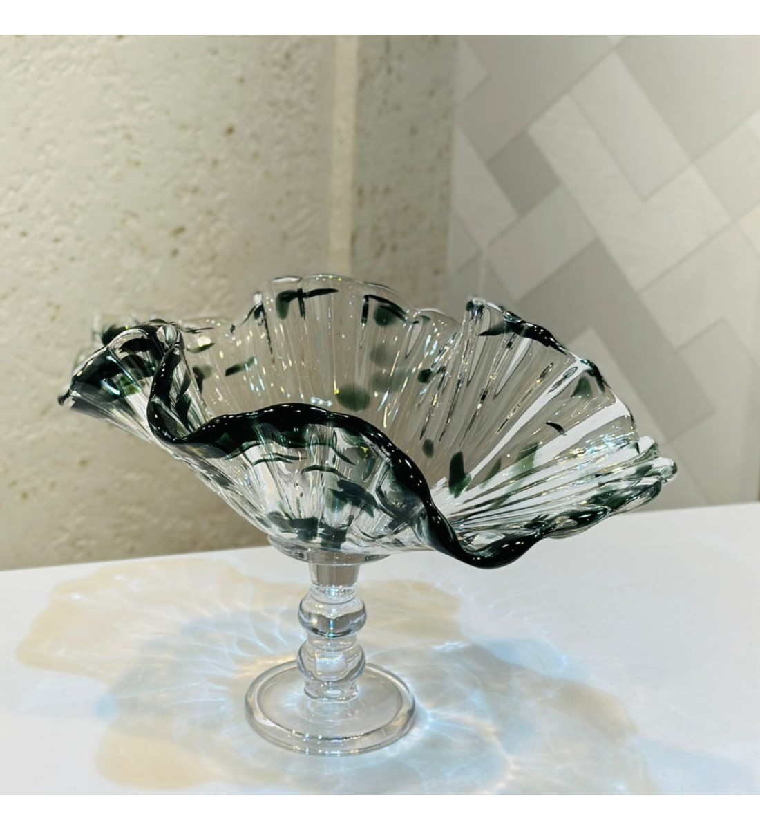 صحن زجاجية فاخرة بتصميم أنيق مستوحى من شكل الصدفة 24×26×37سم صحن زجاجية فاخرة بتصميم أنيق مستوحى من شكل الصدفة 24×26×37سم