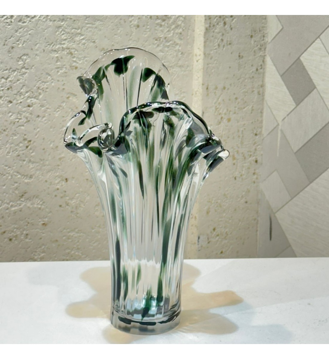 فازة زجاجية شفافة بتصميم أنيق مستوحى من شكل الزهور33×19×22سم 