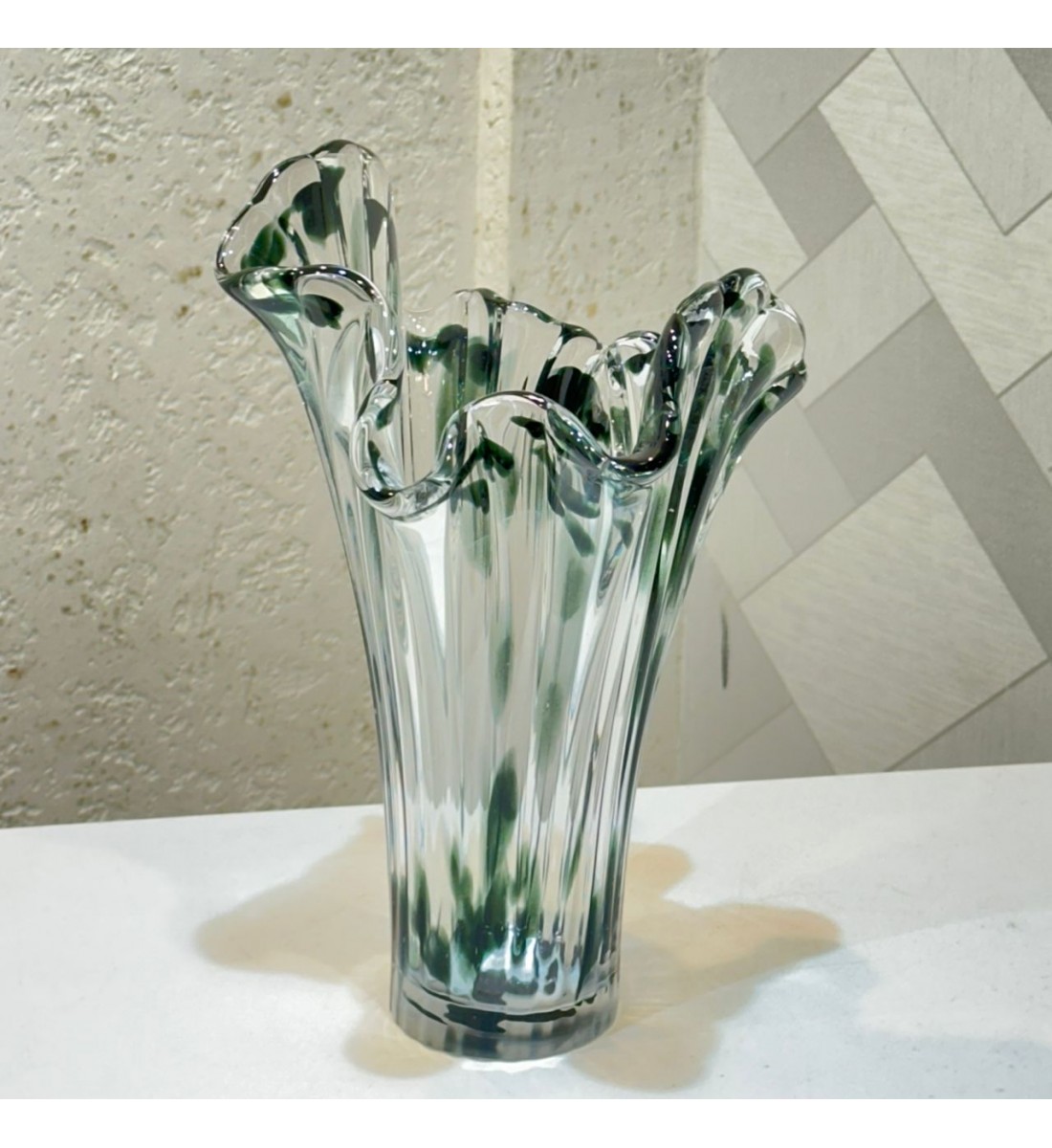 فازة زجاجية شفافة بتصميم أنيق مستوحى من شكل الزهور33×19×22سم 