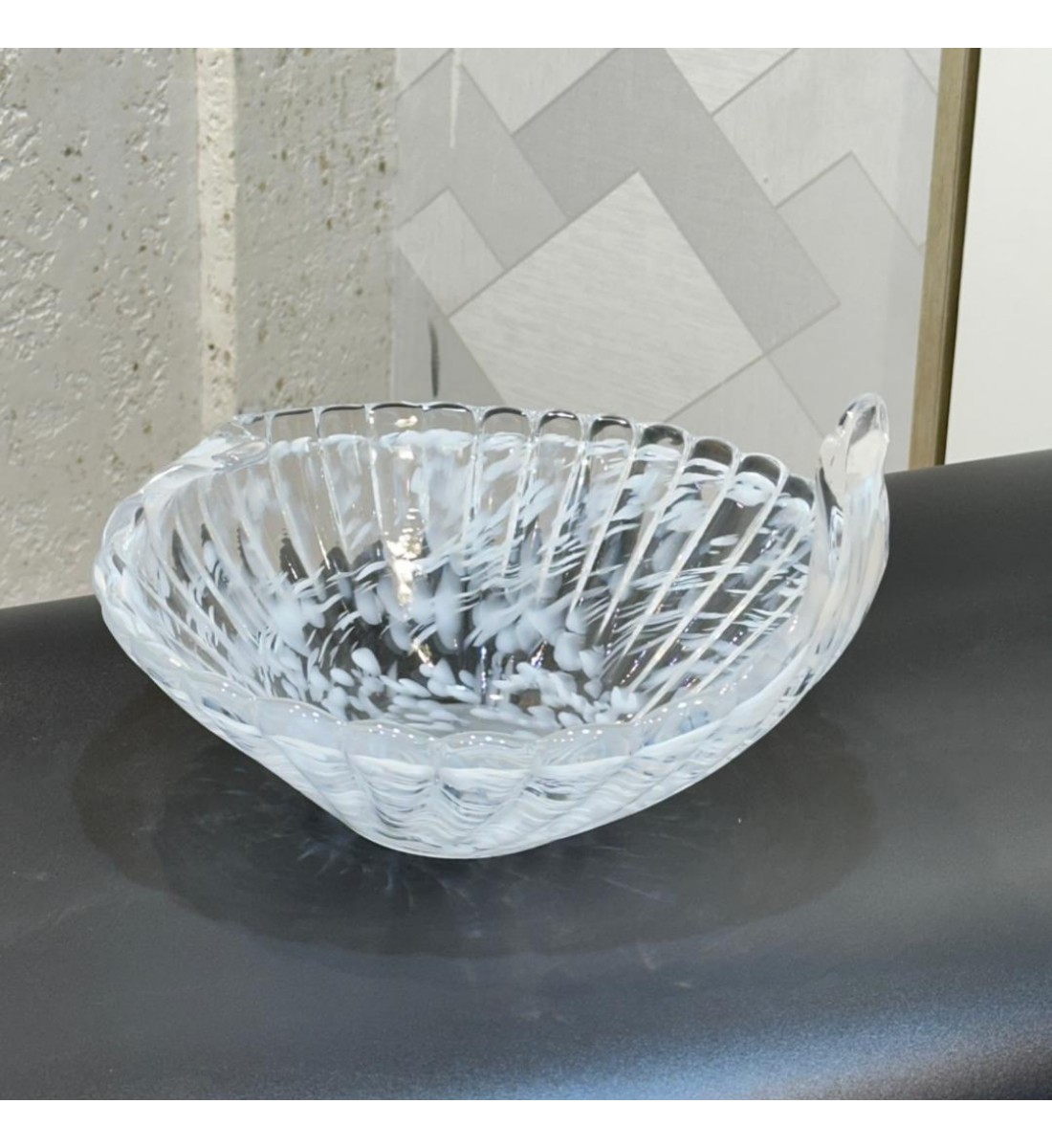 صحن زجاجية فاخرة بتصميم أنيق مستوحى من شكل الصدفة 26×25×20سم صحن زجاجية فاخرة بتصميم أنيق مستوحى من شكل الصدفة 26×25×20سم