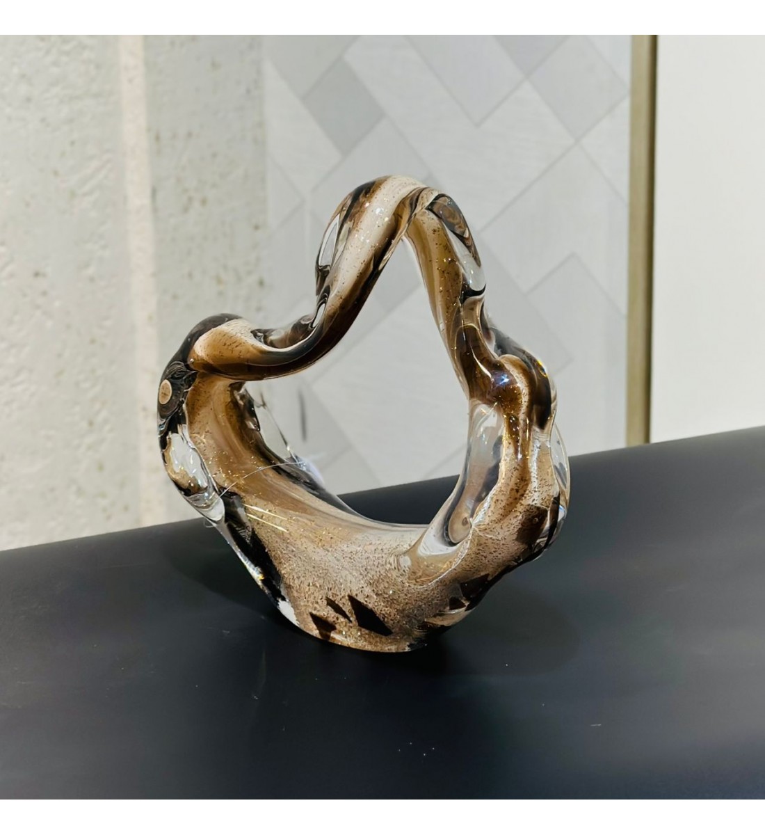 قطعة ديكور زجاجية فنية بتصميم انسيابي أنيق، مصنوعة من زجاج شفاف ممزوج بدرجات دافئة من البيج والبني23×6×23سم